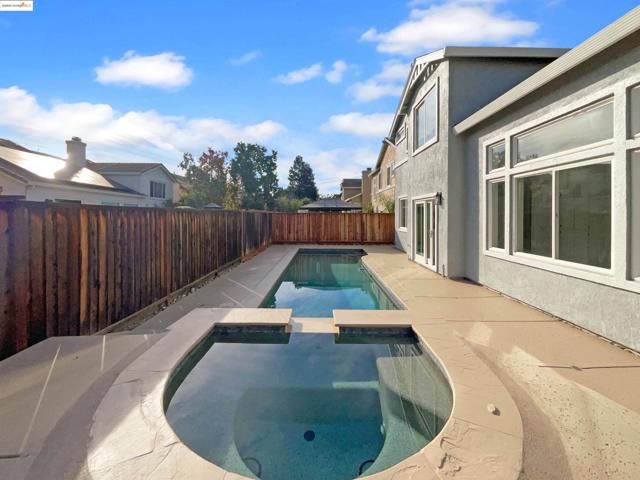 1176 Shadowcliff Ct, Brentwood CA: https://media.crmls.org/mediaz/6059393a-a2b4-4793-aa24-d2def8b2b6e0.jpg