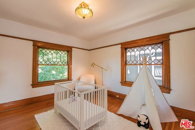 2057 S Oxford Avenue, Los Angeles CA: https://media.crmls.org/mediaz/60596a3d-2fe9-495c-a684-a71cf9e412bc.jpg