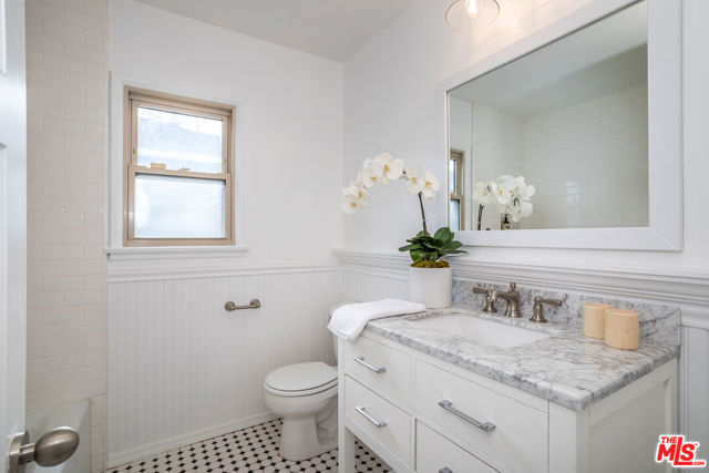 1016 Indiana Court, Venice CA: https://media.crmls.org/mediaz/6059faa3-4b7c-4133-ad7d-039944de12dd.jpg