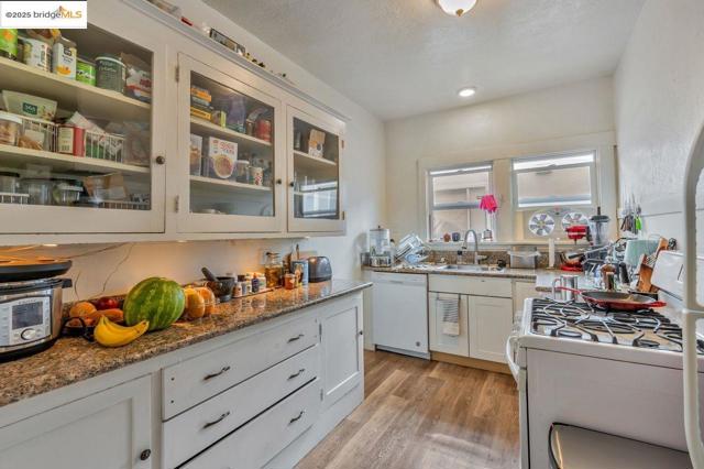 5537 Claremont Ave, Oakland CA: https://media.crmls.org/mediaz/605a10f9-3503-4a0b-9f55-868cc149df30.jpg