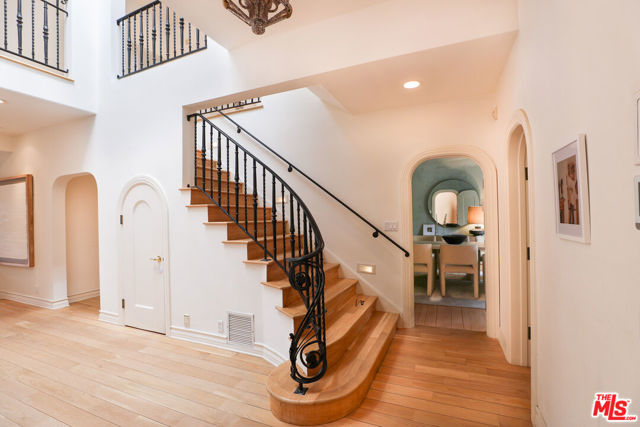 628 N Elm Drive, Beverly Hills CA: https://media.crmls.org/mediaz/605a2142-dc27-4728-88d6-b3fa17274bbc.jpg
