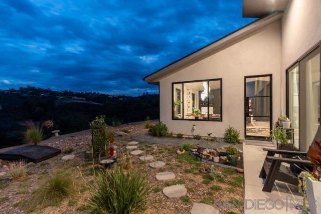 1615 Vista Del Lago, Fallbrook CA: https://media.crmls.org/mediaz/605af216-2396-4952-b830-fc01aaf97733.jpg