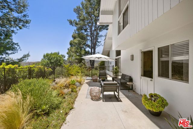 2318 Cheryl Place, Los Angeles CA: https://media.crmls.org/mediaz/605b86a4-2fec-4159-abc5-a6da209a4457.jpg