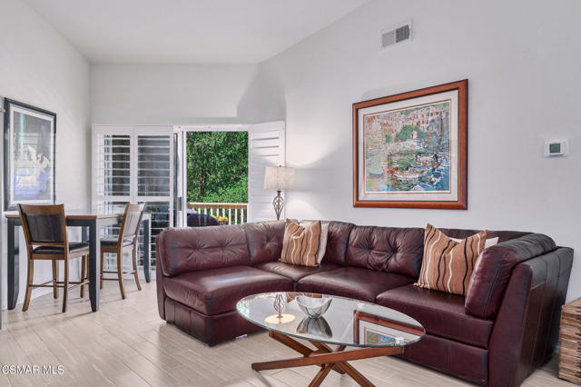 675 Oak Run Trail, Oak Park CA: https://media.crmls.org/mediaz/605bcea1-87b9-4c85-a6ef-31cd1a7ba89e.jpg