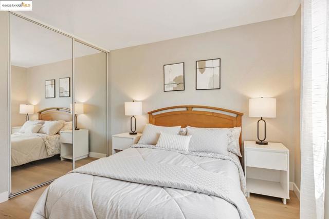 16 Town Sq PL, Oakland CA: https://media.crmls.org/mediaz/605c55ba-d70f-4710-844c-cac76ee206b2.jpg