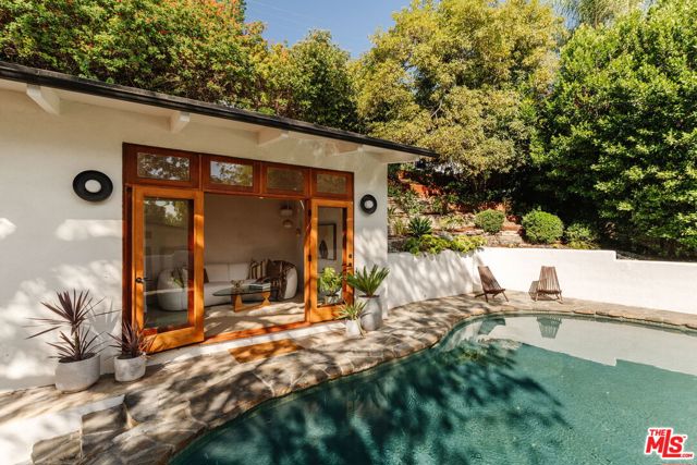 2145 Sunset Crest Drive, Los Angeles CA: https://media.crmls.org/mediaz/605d0636-98db-40bc-9256-a63bf94c4a33.jpg