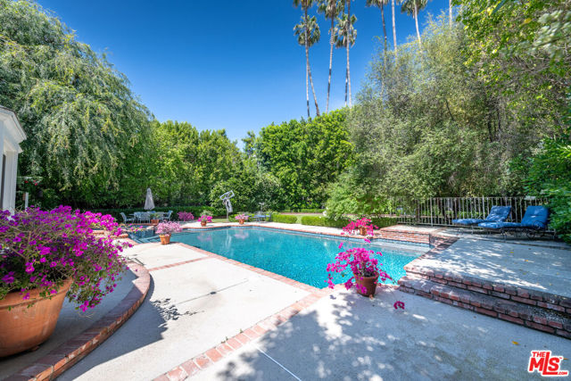4722 Noeline Avenue, Encino CA: https://media.crmls.org/mediaz/605e6bd8-b857-4a22-b50f-86af4625d465.jpg