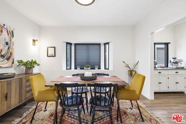 6540 Hayvenhurst Avenue, Lake Balboa CA: https://media.crmls.org/mediaz/605f030b-bd6c-48ee-97b5-df5e8307805d.jpg