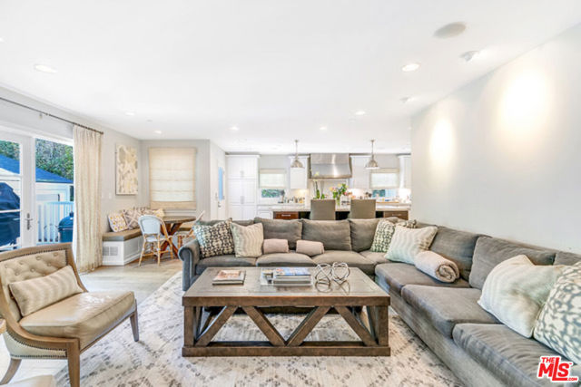 328 El Camino Drive, Beverly Hills CA: https://media.crmls.org/mediaz/605f8301-31da-42d9-8ac8-4125ab2e7576.jpg