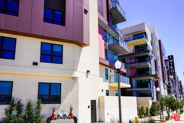 800 N Front Street, Burbank CA: https://media.crmls.org/mediaz/605f9998-269e-4a06-bd20-8cc920a3b536.jpg