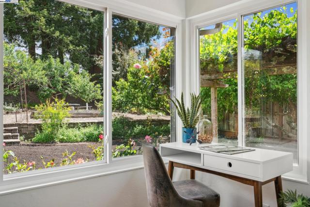 643 Contada Cir, Danville CA: https://media.crmls.org/mediaz/605fa493-1784-48b9-9a13-596c1c9e525d.jpg