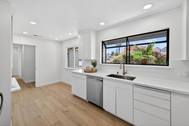 2169 Yorkshire Way, Mountain View CA: https://media.crmls.org/mediaz/6060fd1b-38dc-42d5-a3fb-838a0691e609.jpg