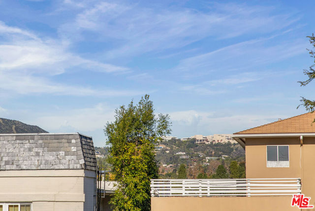 810 Franklin Street, Santa Monica CA: https://media.crmls.org/mediaz/6062f4b0-411e-41cb-9bdd-85e2320194ba.jpg