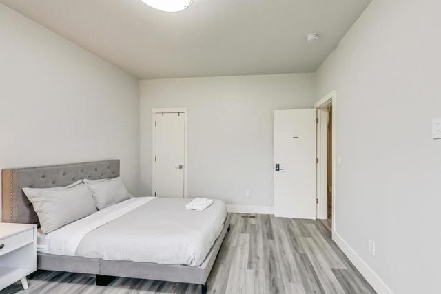 811 Oak Street, San Francisco CA: https://media.crmls.org/mediaz/606317b1-5934-4bee-a23b-47f3ecff35ab.jpg