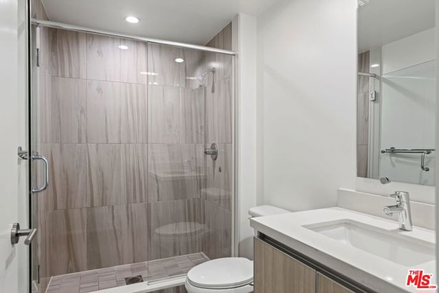 129 Kings, Los Angeles CA: https://media.crmls.org/mediaz/6064132e-4f6e-4fe0-864d-dd34050ece0d.jpg
