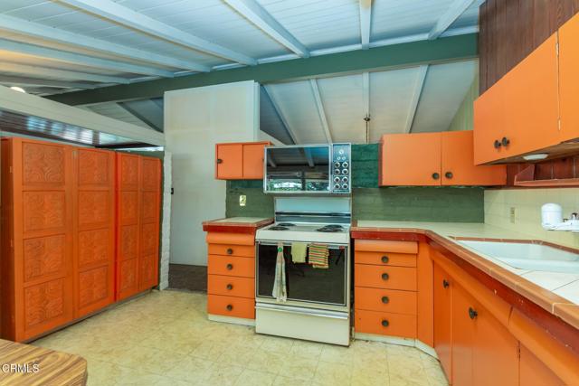 1330 Fern Oaks Drive, Santa Paula CA: https://media.crmls.org/mediaz/60644540-6089-4380-aef8-44dc2e01ee41.jpg