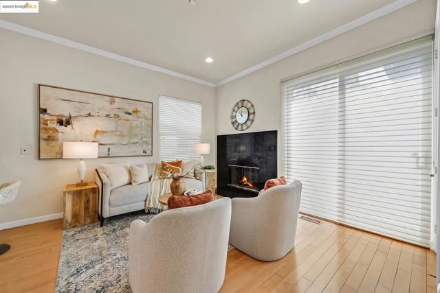 35 Amherst Ct, Menlo Park CA: https://media.crmls.org/mediaz/6064a260-5726-426a-b696-1cae0eaa8301.jpg