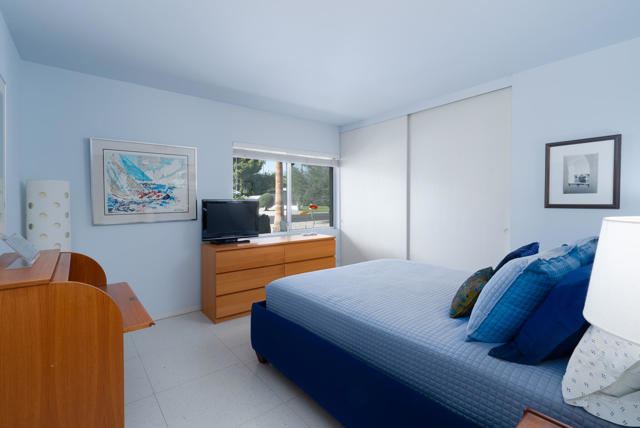 444 N Burton Way, Palm Springs CA: https://media.crmls.org/mediaz/6064d50e-cb90-4dbb-93a6-c9290de62e86.jpg