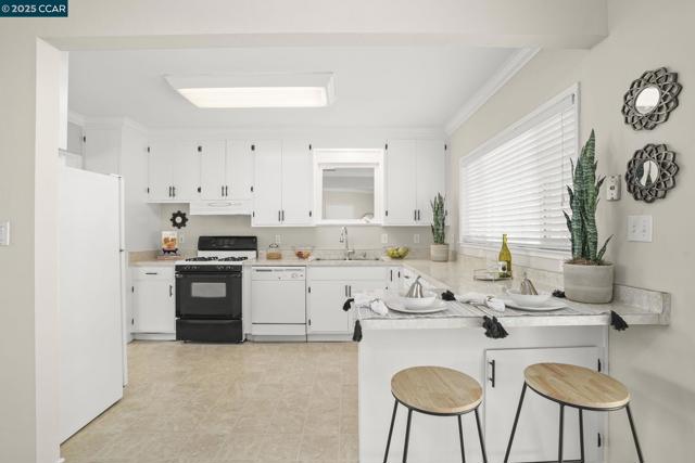 1551 Orange Street, Concord CA: https://media.crmls.org/mediaz/6064f289-664a-49d5-b2f2-85868261585b.jpg