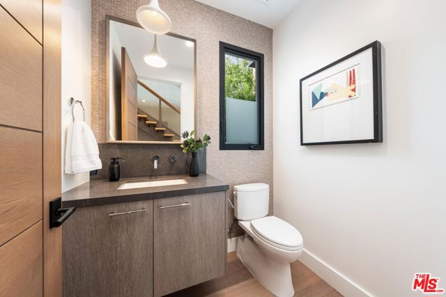 1213 Pine Street, Santa Monica CA: https://media.crmls.org/mediaz/606525db-fe7f-4afd-9fb3-961c806dec66.jpg
