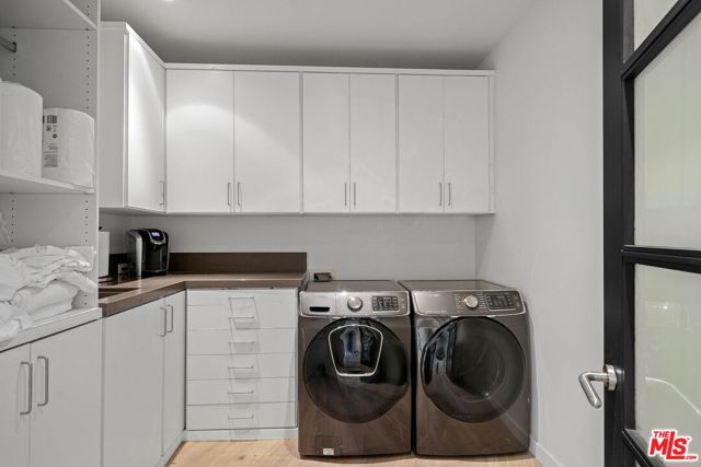 455 Castle Place, Beverly Hills CA: https://media.crmls.org/mediaz/6065666e-d8c6-42cb-b7eb-552ca91a9c18.jpg