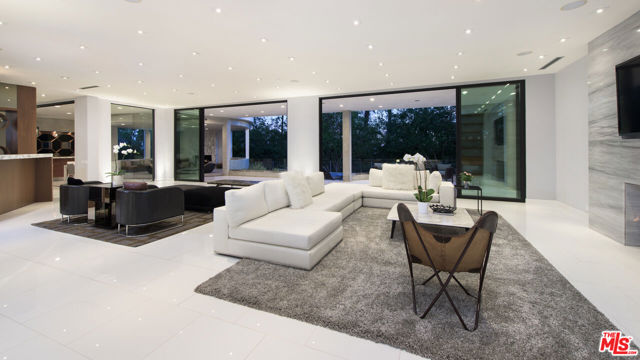 900 N HILLCREST Road, Beverly Hills CA: https://media.crmls.org/mediaz/60657527-7ed8-4670-8a36-22f5c16b8624.jpg