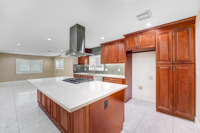 10530 Rubio Avenue, Granada Hills CA: https://media.crmls.org/mediaz/6065fb39-3d12-4d00-82e9-b2b33dad844c.jpg
