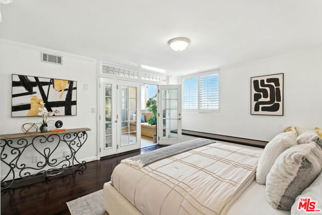 321 N Oakhurst Drive, Beverly Hills CA: https://media.crmls.org/mediaz/60660697-bab8-4aa0-b7d9-7b3defa17122.jpg