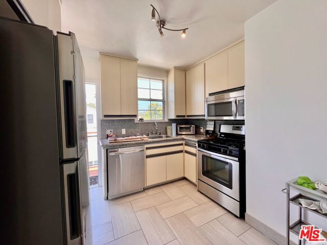 2333 S Garth Avenue, Los Angeles CA: https://media.crmls.org/mediaz/6066593d-b7b8-44c6-b5fa-36d7083175db.jpg