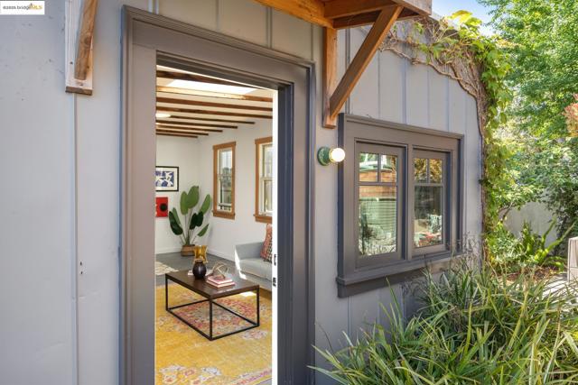 1350 Curtis St, Berkeley CA: https://media.crmls.org/mediaz/6066e65c-854c-4efd-9735-952eedef5aaa.jpg