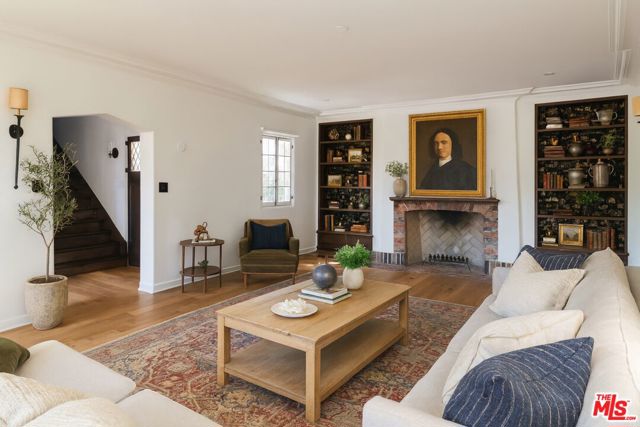 3756 Effingham Place, Los Angeles CA: https://media.crmls.org/mediaz/60670fdc-0f50-4988-b22c-7818eb255cb6.jpg