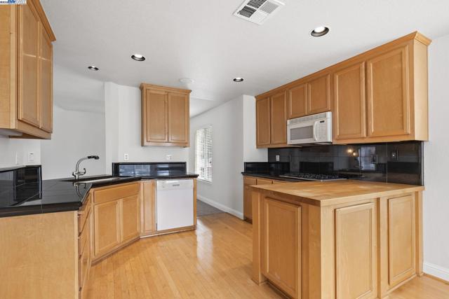 143 Shelterwood Ln, Danville CA: https://media.crmls.org/mediaz/60672448-fa49-442c-8b52-99ab5f6310f3.jpg