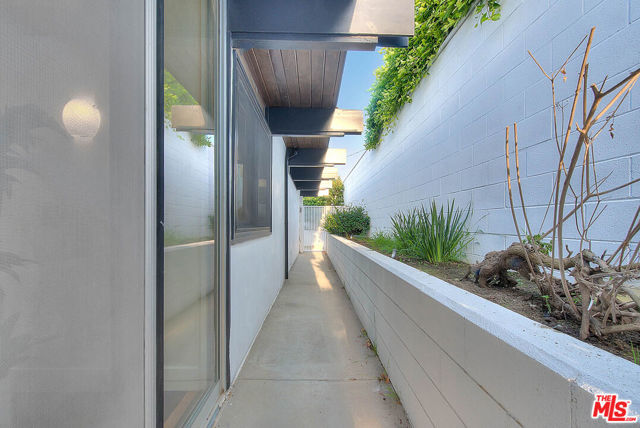 3804 Duray Place, Los Angeles CA: https://media.crmls.org/mediaz/60686734-9094-46c7-9992-3ad03748a804.jpg