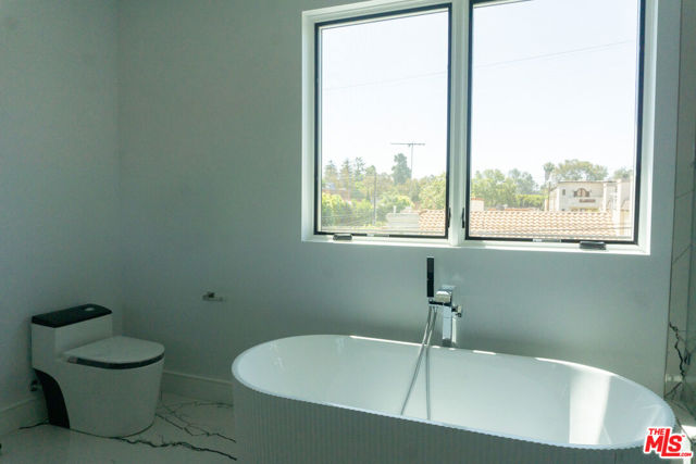 10360 Ilona Avenue, Los Angeles CA: https://media.crmls.org/mediaz/6068ad04-96a9-467d-8b99-dc51e9a408fa.jpg