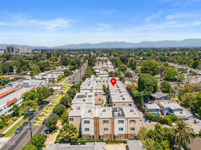 5664 Hazeltine Avenue, Sherman Oaks CA: https://media.crmls.org/mediaz/606a1896-5733-4038-a1a3-060b9cf6f2f1.jpg