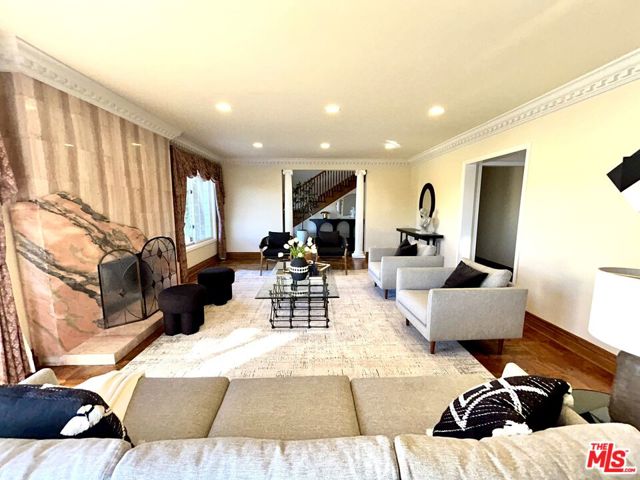 11502 Dona Teresa Drive, Studio City CA: https://media.crmls.org/mediaz/606ade24-6bb9-45dc-b102-994c5bb784fb.jpg