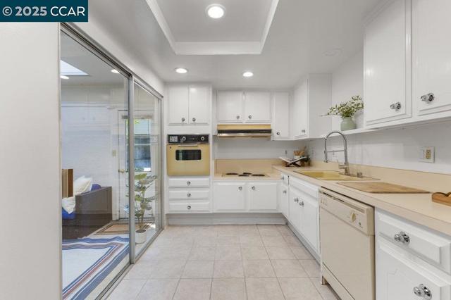 1833 Skycrest Dr, Walnut Creek CA: https://media.crmls.org/mediaz/606b0fc2-a6ad-4bfa-a3ca-deee2eb5f38f.jpg