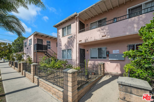 11887 Jefferson Boulevard, Los Angeles CA: https://media.crmls.org/mediaz/606b6498-fd60-4a75-a03f-8fd07d0c2f33.jpg