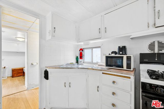 11250 Playa Street, Culver City CA: https://media.crmls.org/mediaz/606b7684-aab1-4d6f-8ca4-a68fda0ae9a3.jpg