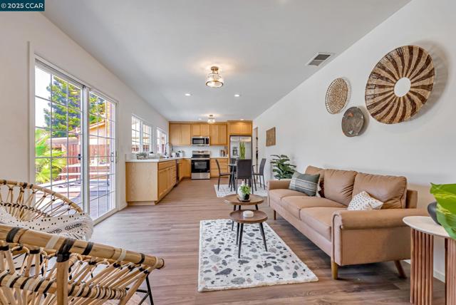 1836 Boxwood Dr, Concord CA: https://media.crmls.org/mediaz/606b871f-c199-4a2b-9ff5-073c52d2b9cf.jpg
