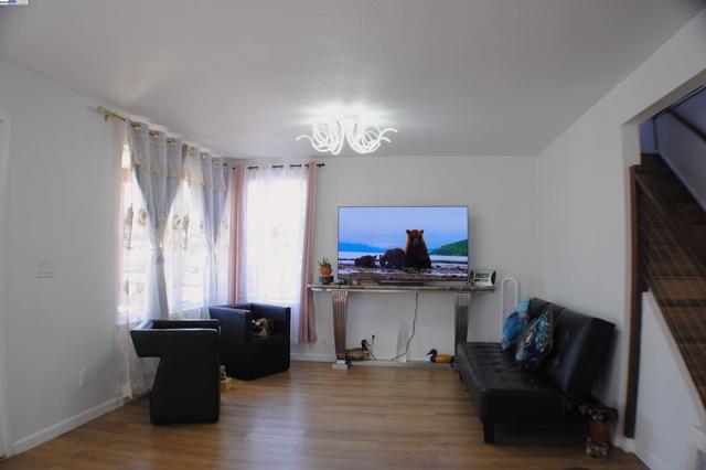 10468 West Court, Oakland CA: https://media.crmls.org/mediaz/606ba159-f693-4c44-b4a5-4aa2637d23a9.jpg