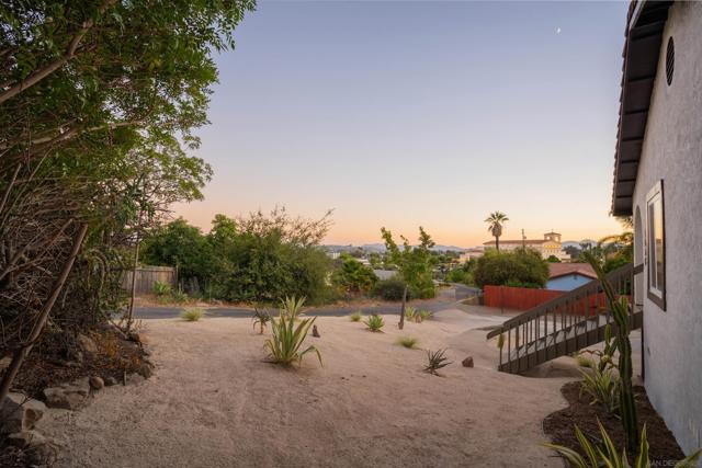 1466 Conway Dr, Escondido CA: https://media.crmls.org/mediaz/606c0439-0e2f-4bec-ad55-2b9987831fa8.jpg