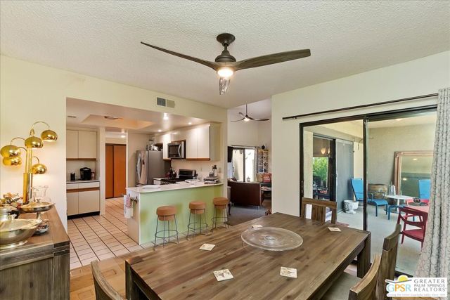1326 N Tiffany Circle, Palm Springs CA: https://media.crmls.org/mediaz/606cee1c-c5b8-41b0-8989-4cb1e5143cb0.jpg