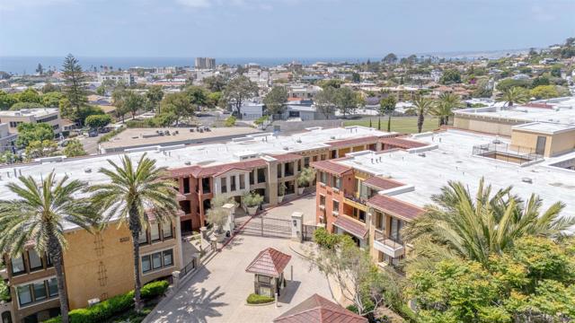 1000 Genter St, La Jolla CA: https://media.crmls.org/mediaz/606d6cff-8956-4b5f-af72-5d304fa38151.jpg