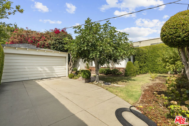 10941 Peach Grove Street, Toluca Lake CA: https://media.crmls.org/mediaz/606d6e3b-932f-4262-9322-833953be8433.jpg