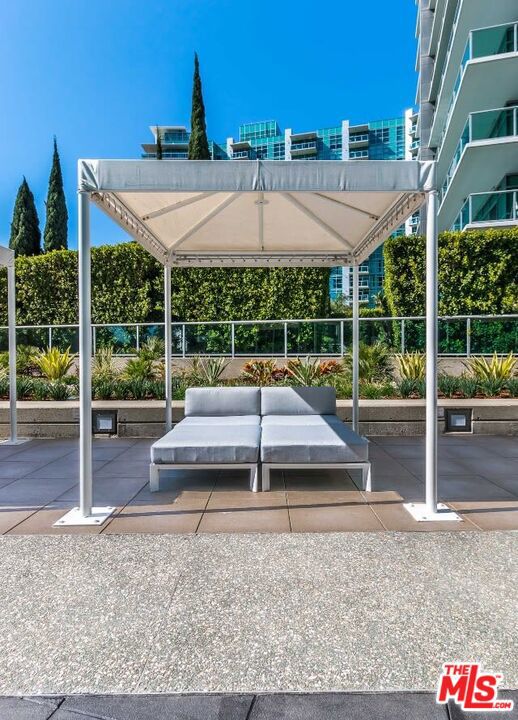 13600 Marina Pointe Drive, Marina del Rey CA: https://media.crmls.org/mediaz/606e8441-ea59-4119-b531-57fd02949d64.jpg