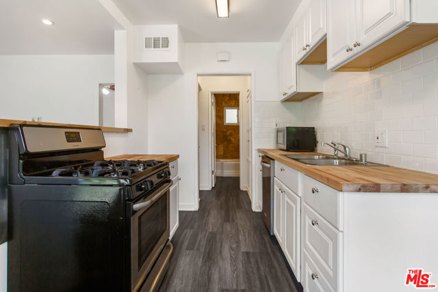 6915 Paseo Del Serra, Los Angeles CA: https://media.crmls.org/mediaz/606f8ce6-b594-4fb7-9791-b335b8b02b72.jpg