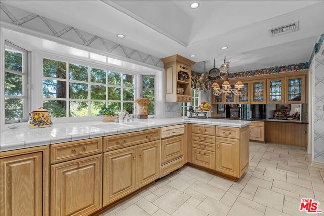 4215 Ellenita Avenue, Tarzana CA: https://media.crmls.org/mediaz/606ff3ce-ddac-4c35-8edc-d77431abfbd6.jpg