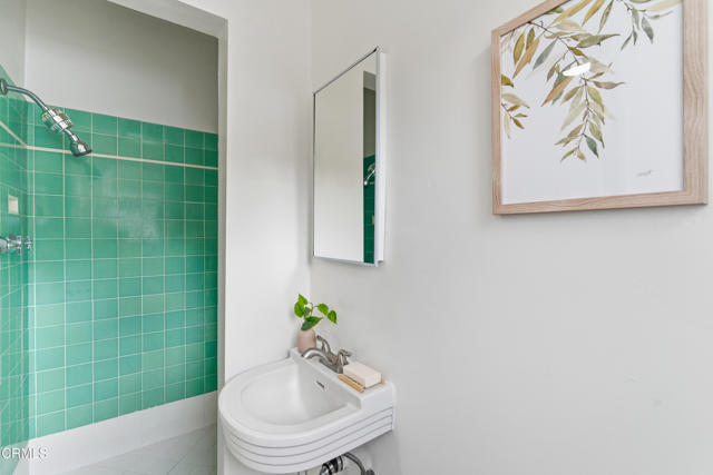 Detail Gallery Image 12 of 18 For 4563 Loma Vista Dr, La Canada Flintridge,  CA 91011 - 4 Beds | 2 Baths