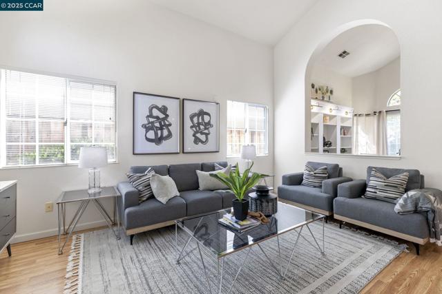 1015 Hidden Oak Ct, Concord CA: https://media.crmls.org/mediaz/6070b76d-a1a3-4387-adaf-5269587d2a2e.jpg